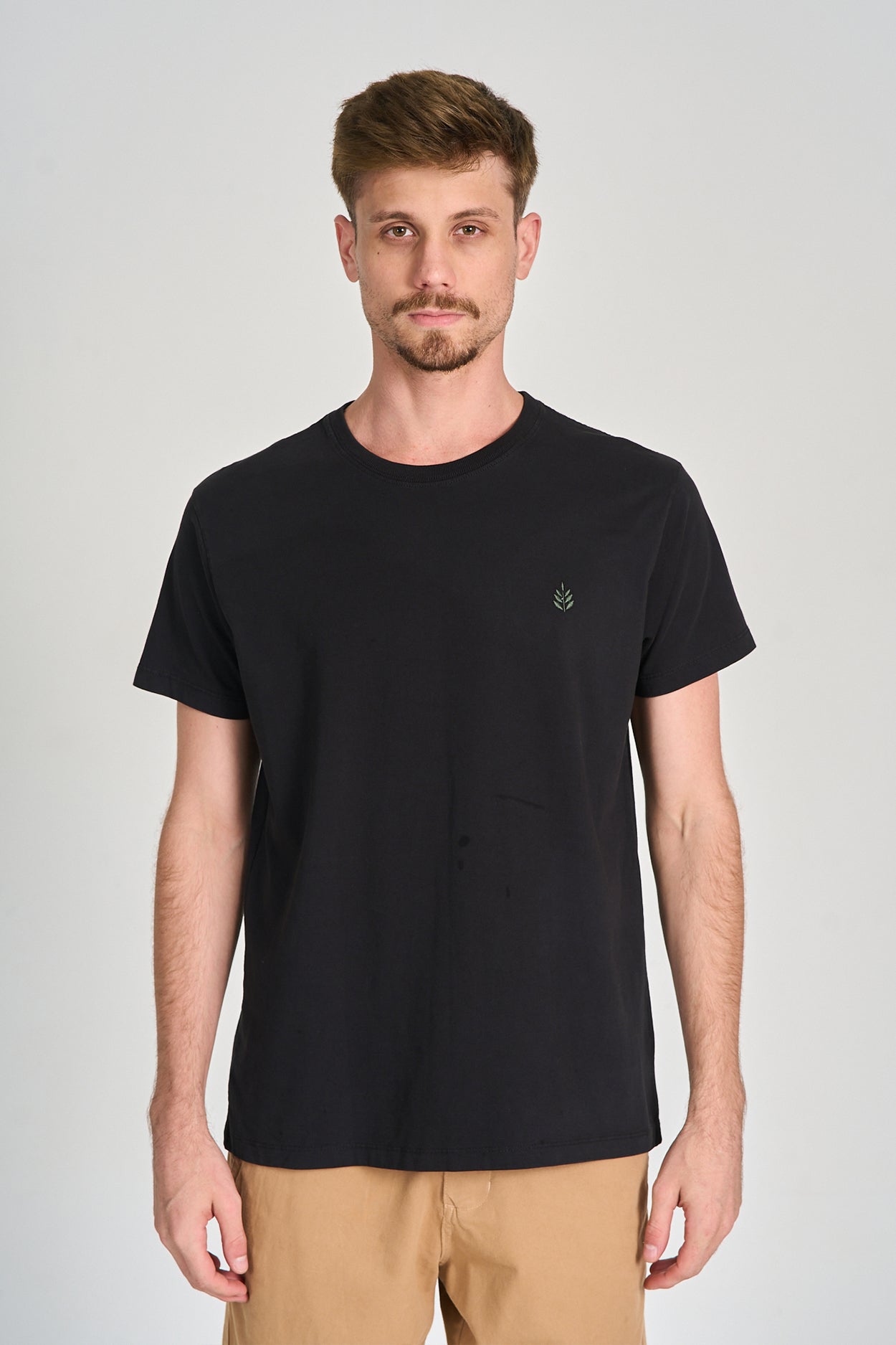 Camiseta Florest Bordado Preto