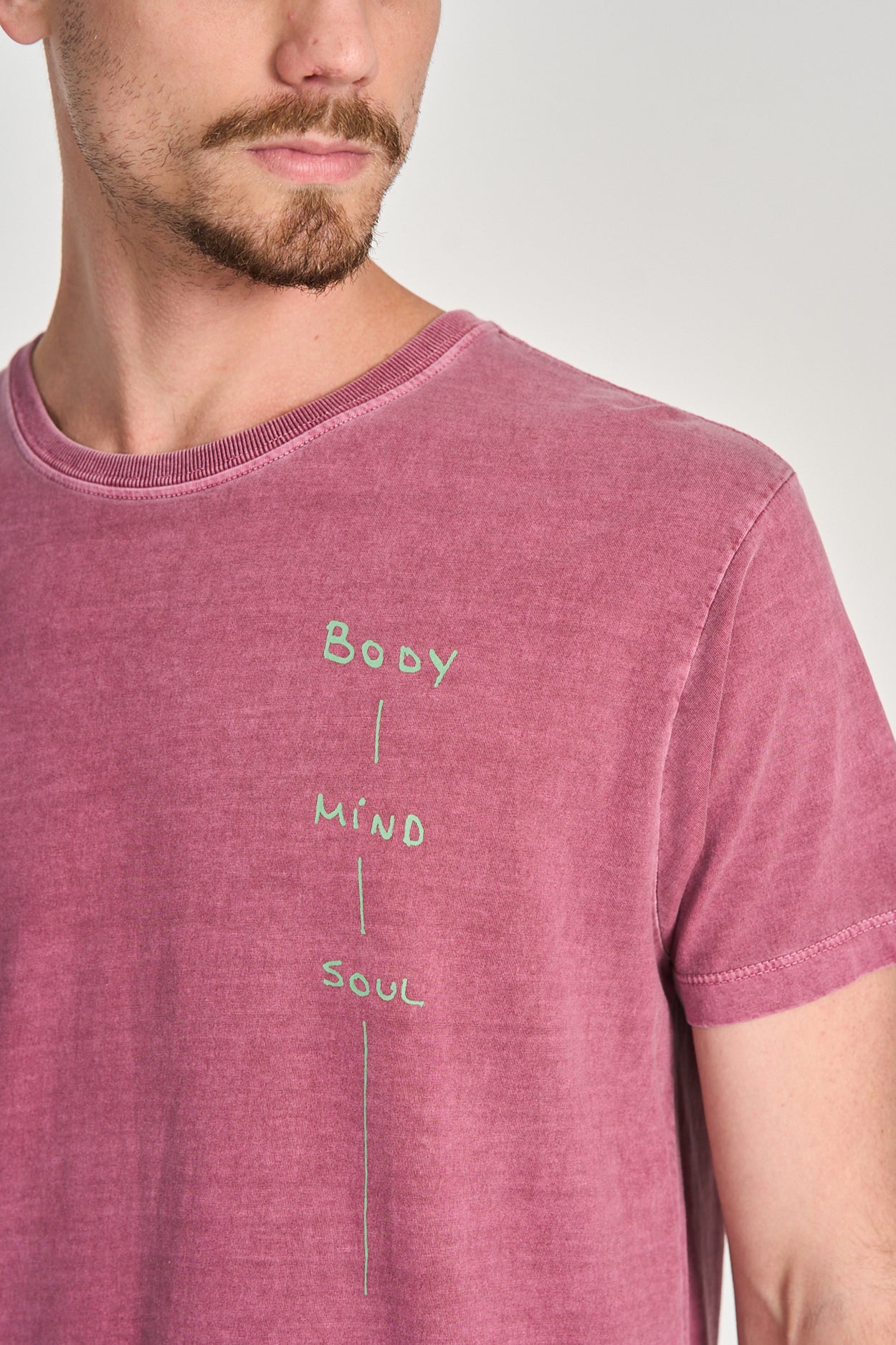 Camiseta Body Mind Soul Uva