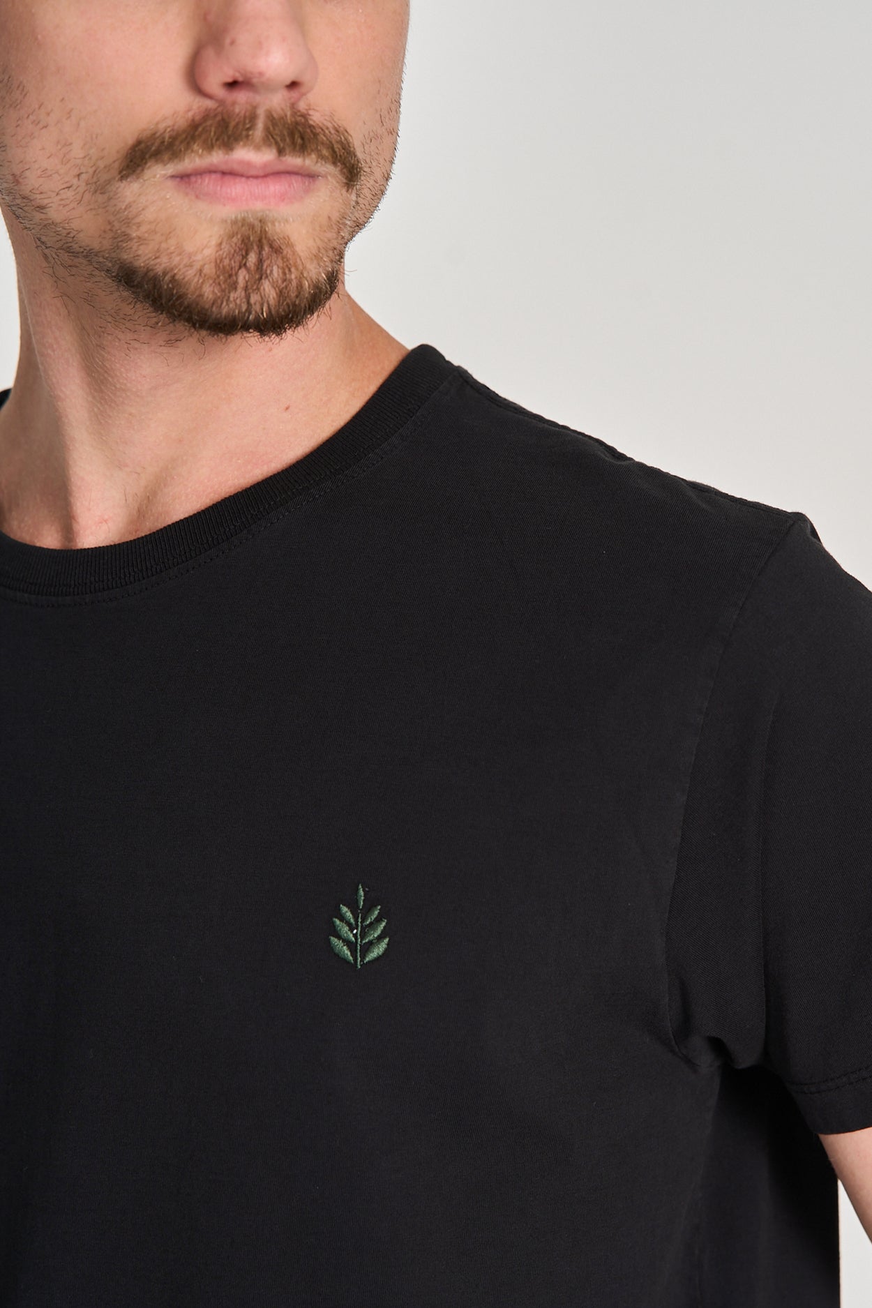 Camiseta Florest Bordado Preto