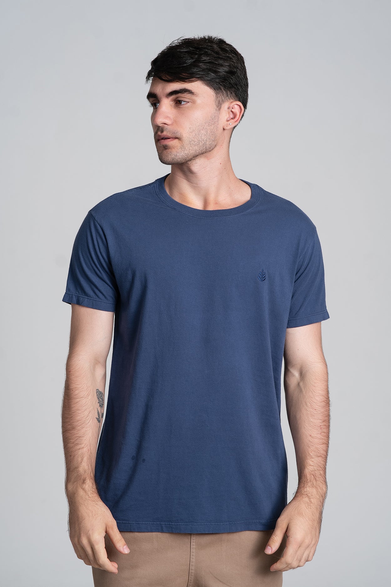 Camiseta Florest Bordado Azul Marinho