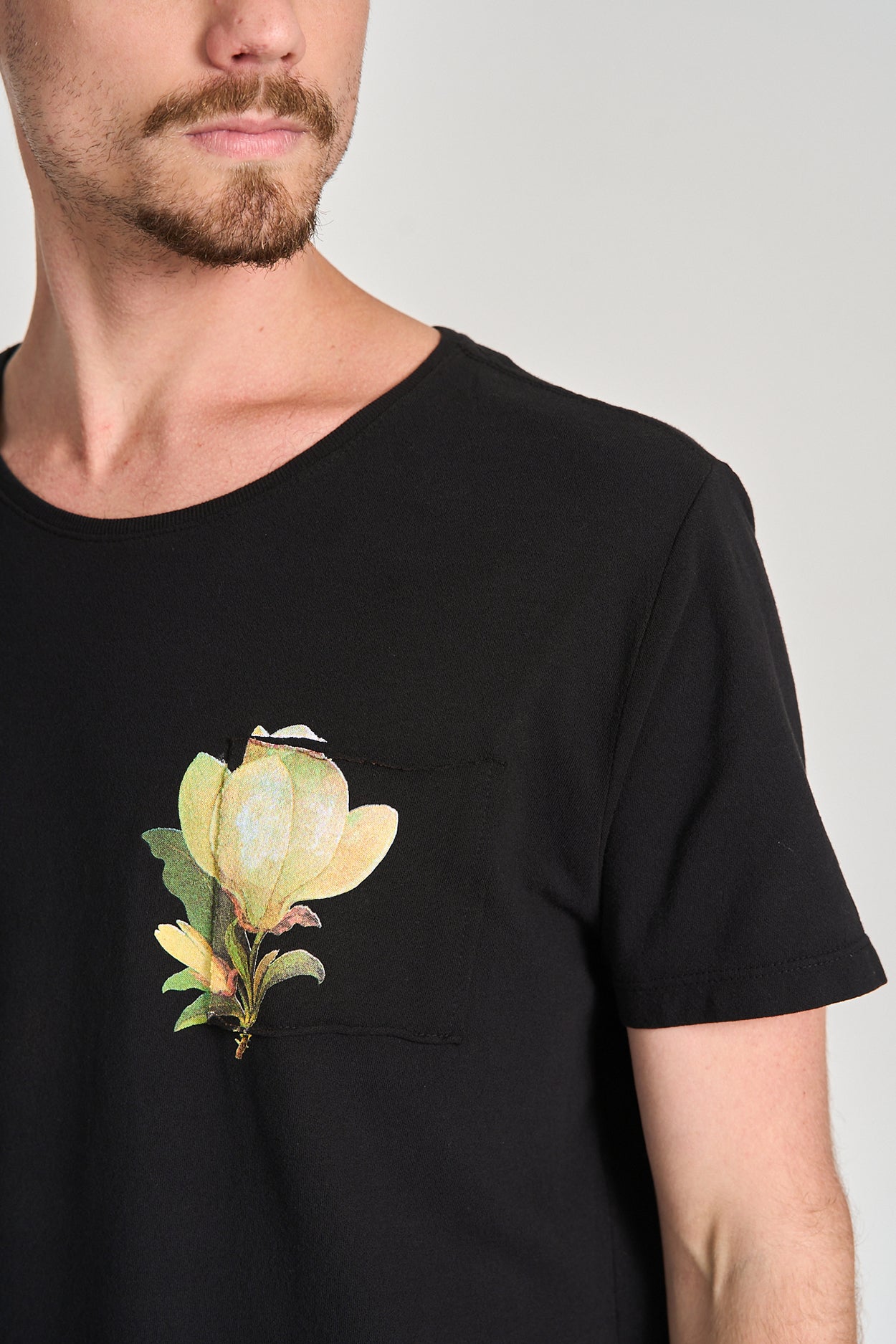 Camiseta Aquarela Bolso Preto