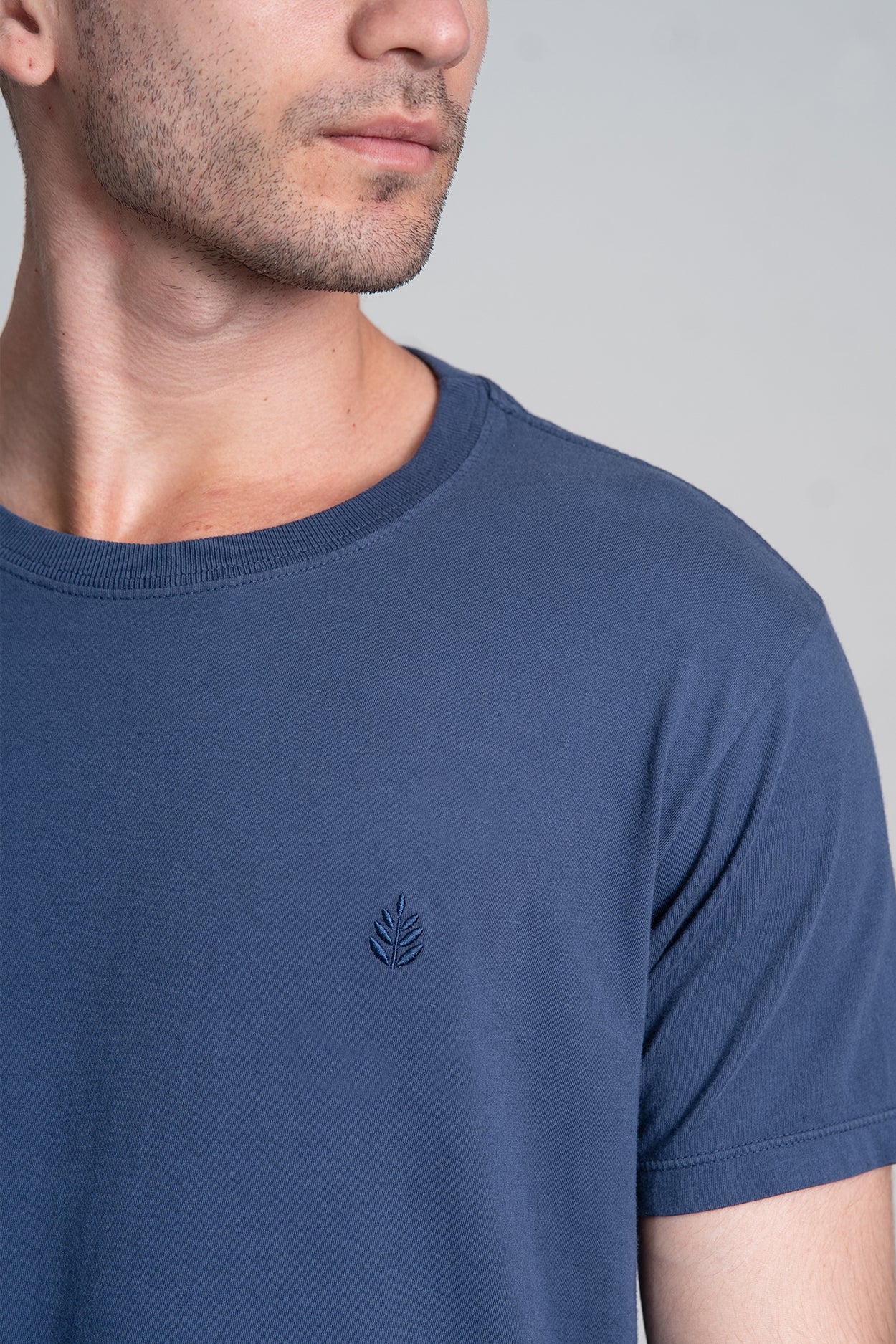 Camiseta Florest Bordado Azul Marinho