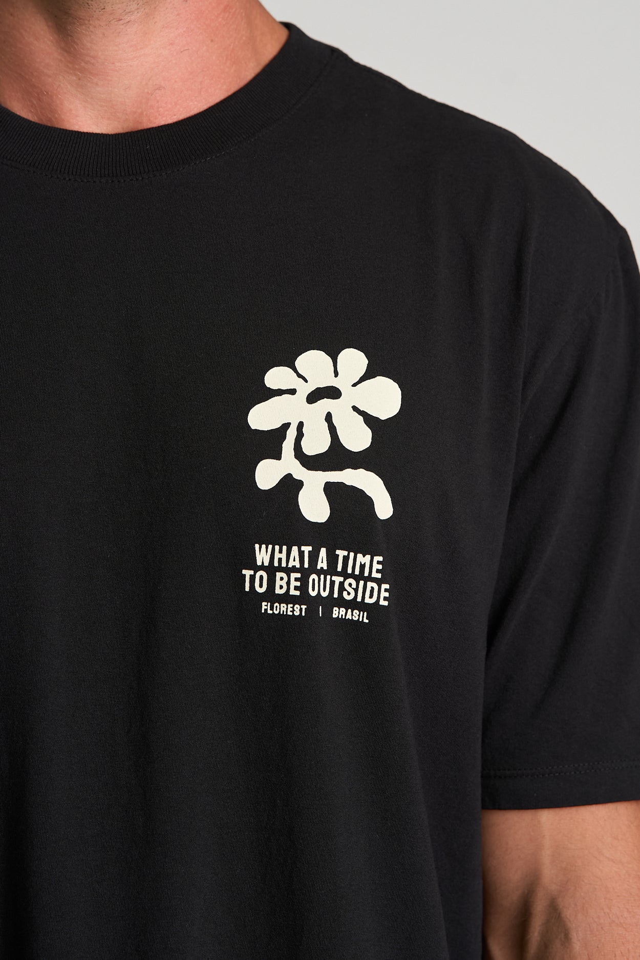 Camiseta Outside Over Preto