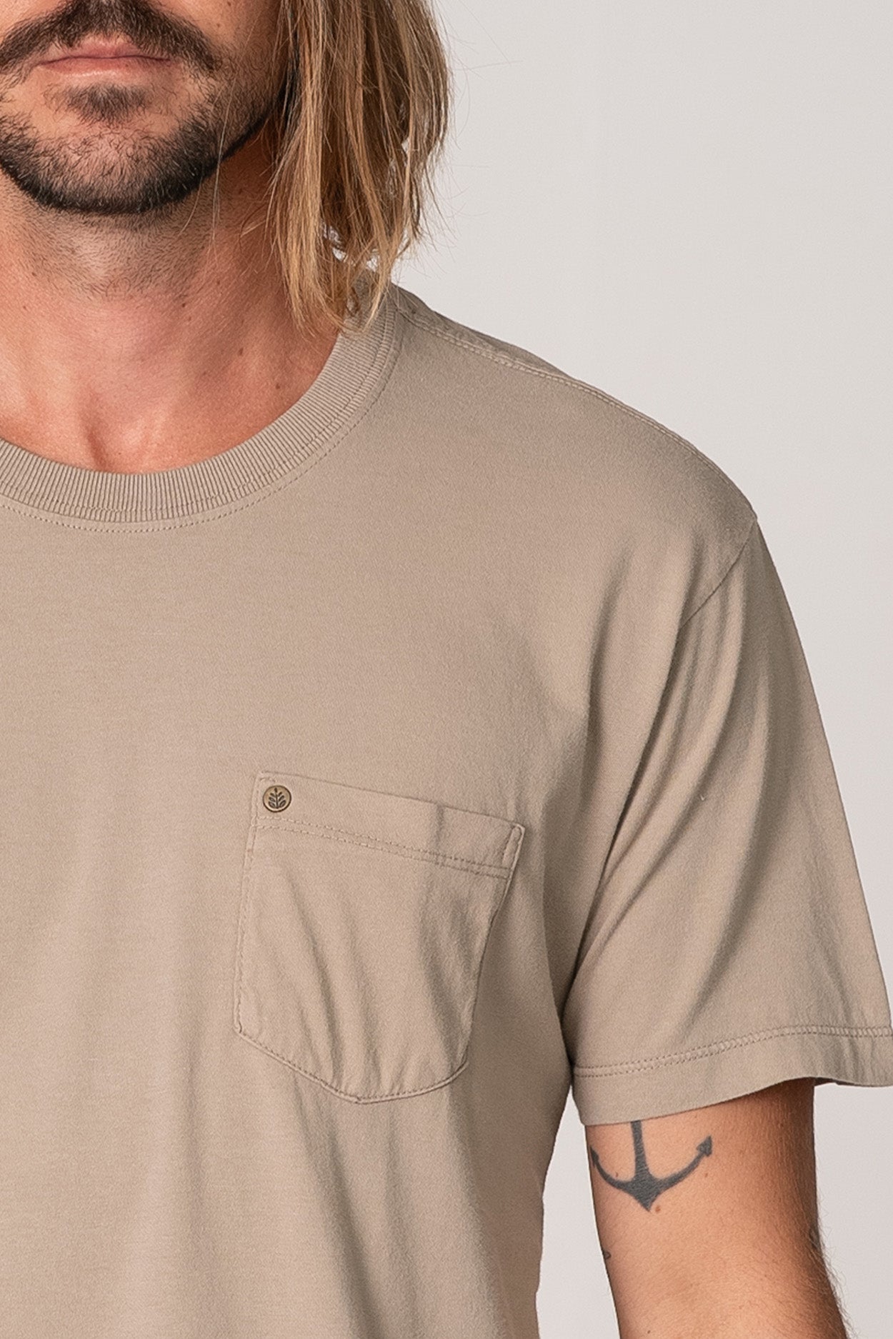 Camiseta Pocket Basic Caqui