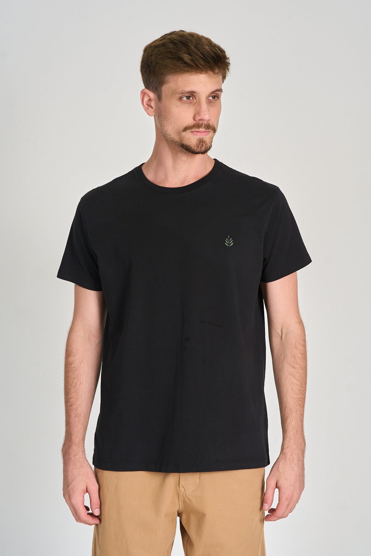 Camiseta Florest Bordado Preto