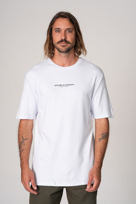 Camiseta Nature Is Therapy Over Branco