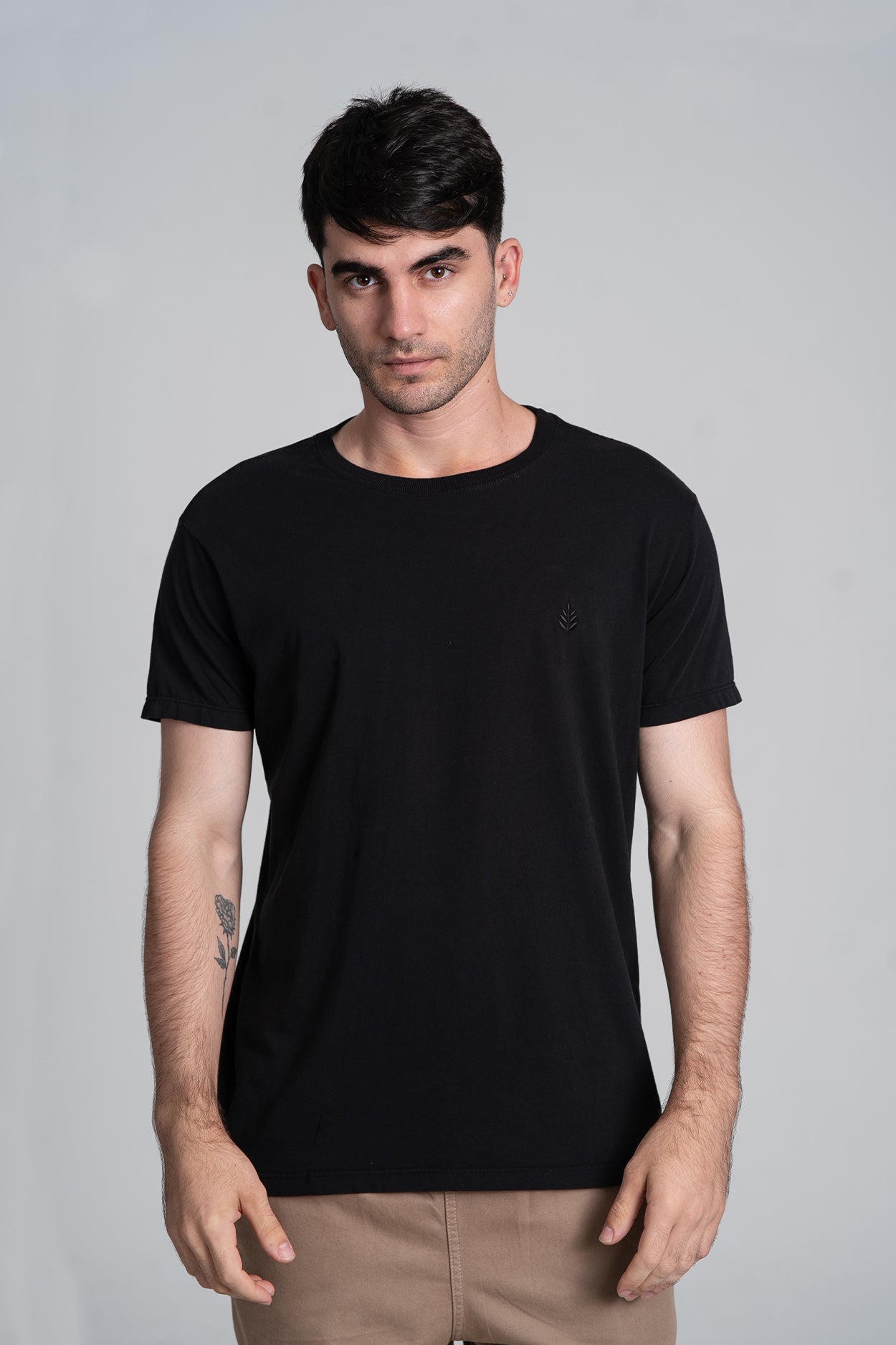 Camiseta Florest Bordado Preto
