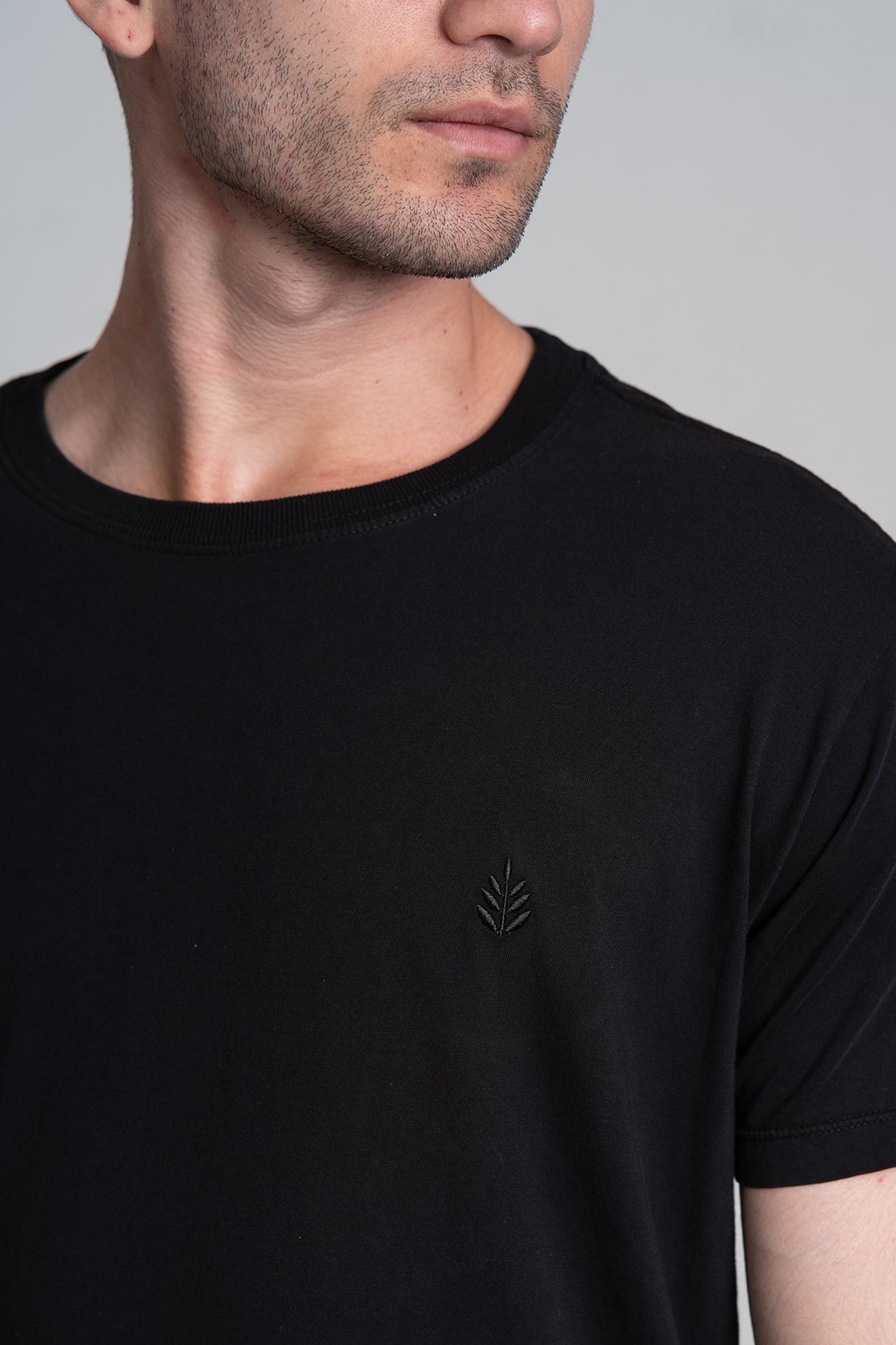 Camiseta Florest Bordado Preto