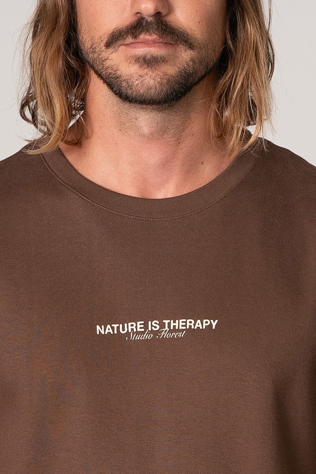 Camiseta Nature Is Therapy Over Marrom